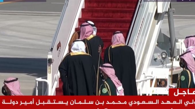 أمير قطر يلقى استقبالا حارا لدى وصوله الى السعودية