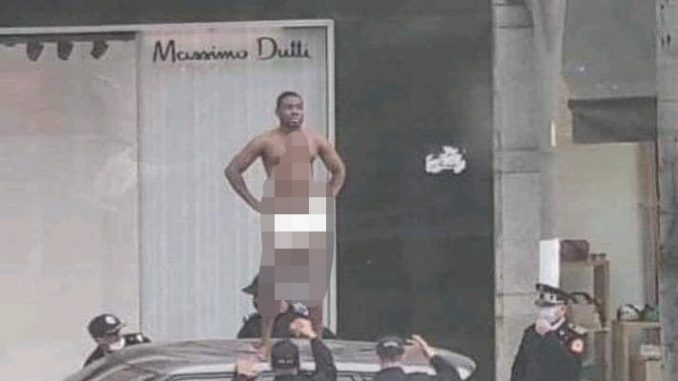 الدارالبيضاء// تدخل أمني لتوقيف شخص عاري الجسد يقف على سطح سيارة