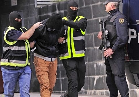 اسبانيا: تفكيك شبكة تقوم بتمويل تنظيم القاعدة