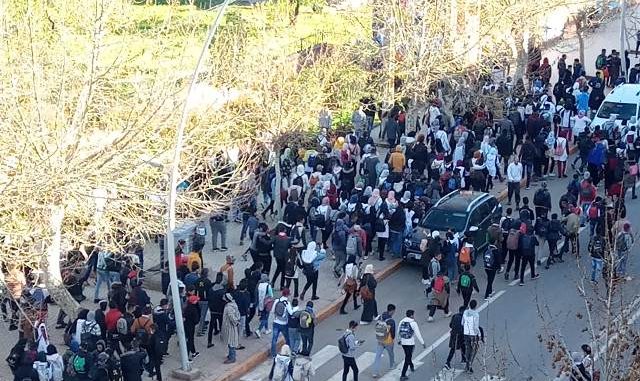 التلاميذ يحتجون نصرة لكرامة أساتذتهم