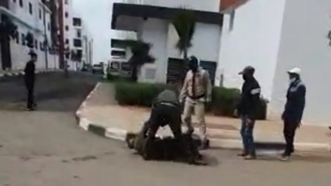 في حادثة غريبة من نوعها ، أقدم مواطن على طعن قائد بسكين وسط ذهول الجميع