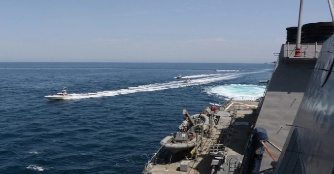 الجيش الأميركي البحري يطلق أعيرة نارية تحذيرية ضد زوارق للحرس الثوري الإيراني.
