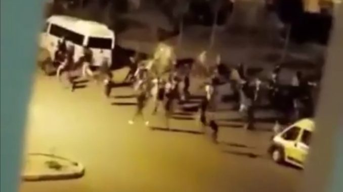 .. قرار الاغلاق الليلي يخرج الشباب للاحتجاج..