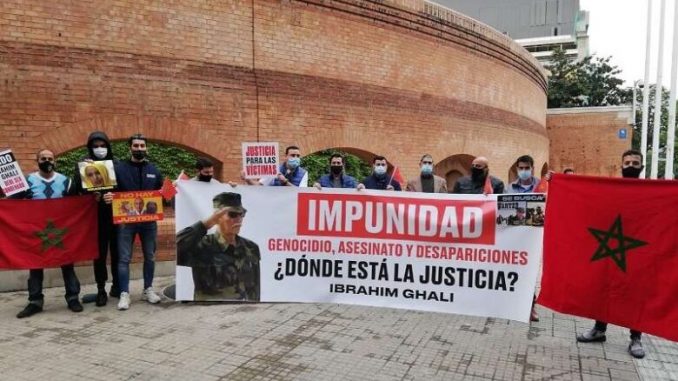 ضحايا الجلاد “ابراهيم غالي” في وقفة أمام المستشفى الذي يعالج فيه بإسبانيا