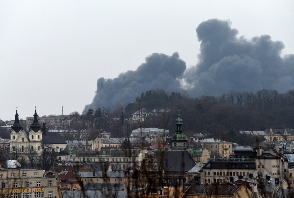 Dark smoke rises from a fire following an air strike in the western Ukrainian city of Lviv, on March 26, 2022. - At least five people wounded in two strikes on Lviv, the regional governor said, in a rare attack on a city that has escaped serious fighting since Russian troops invaded last month. (Photo by Yuriy Dyachyshyn / AFP)