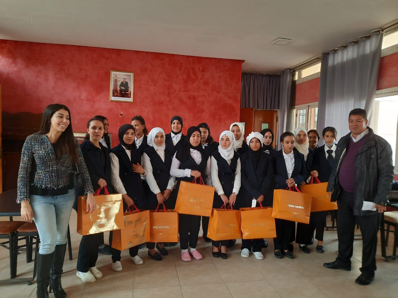 الجديدة : عملية توزيع بدلات لفائدة تلميذات بالمعهد التكنلوجي للفندقة والسياحة من طرف جمعية مواطنة .