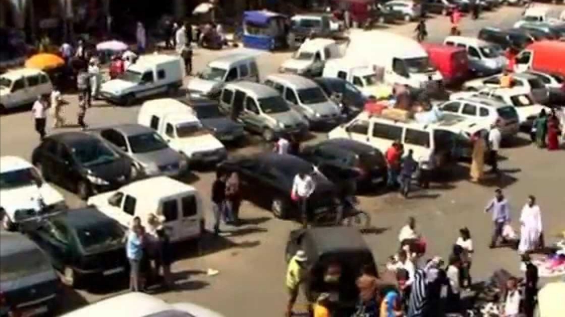 تيزنيت…رغم انتهاء عقد كراء المستوقفات الساكنة تحت رحمة جيش من الحراس العشوائيين امام اعين السلطات.