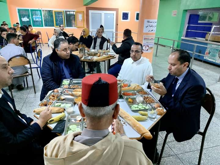 الجديدة : السيد عبدالمومن الطالب يتناول وجبة فطور رمضانية مع تلاميذ ثا.تا الرازي