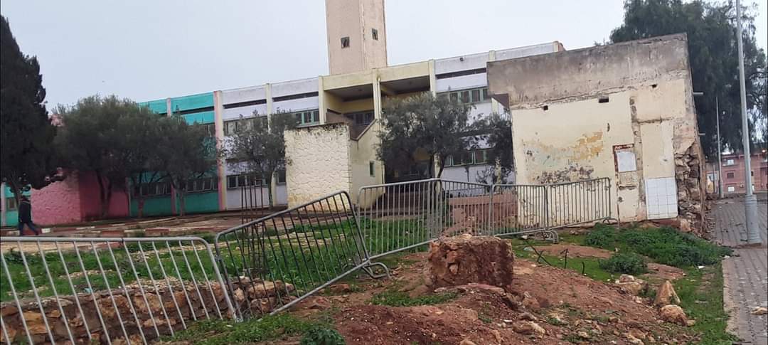 ابن احمد/ سطات : مدرسة محمدالسادس..سور مهدم ومراحيض بدون صرف صحي.