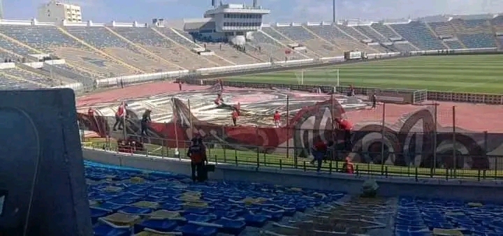 ملوك المدرجات يرفعون تيفو ثلاثي الأبعاد لدعم الوداد الرياضي المغربي في دوري أبطال أفريقيا أمام شباب بلوزداد