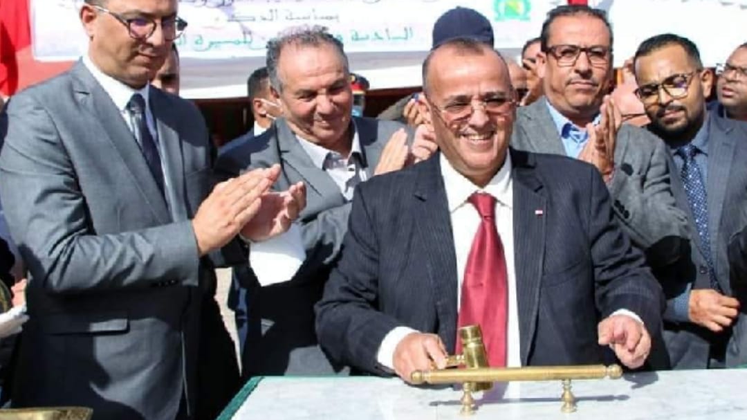 في بادرة إنسانية.. العامل أبو الحقوق ينهي معاناة 16 أسرة مع الماء الشروب من ماله الخاص.