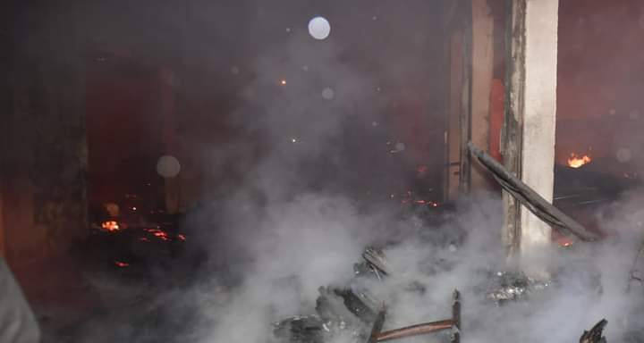 ” عاجل ” النيران تلتهم محلات بسوق تجاري بسلا.