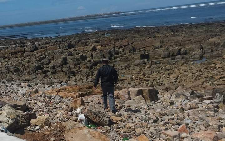 لفظ بحر الجديدة رزمة من المخدرات بالشاطئ الصخري قرب القصر الأحمر.