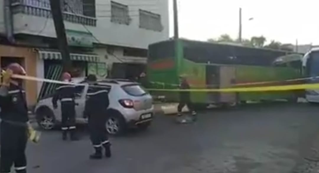 الدار البيضاء.. قبل قليل حافلة لنقل المسافرين تصطدم بعدد كبير من السيارات