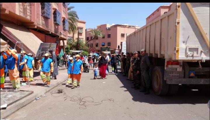 السلطات تستعين بجرافة لتحرير الملك العام من محلات تجارية بمنطقة النخيل مراكش