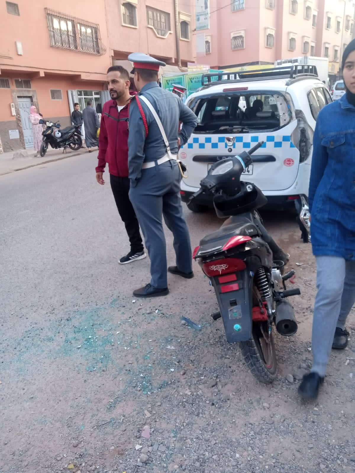 إصطدام قوي بين سيارة أجرة كبيرة و دراجة نارية ضواحي أكادير