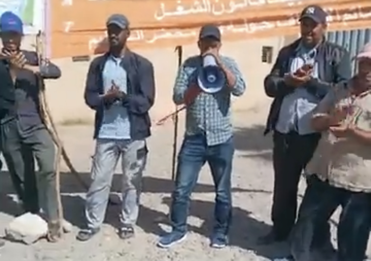 تارودانت:عمال ضيعة العيون لشركة الحوامض في وقفة إحتجاجية لليوم السادس على التوالي