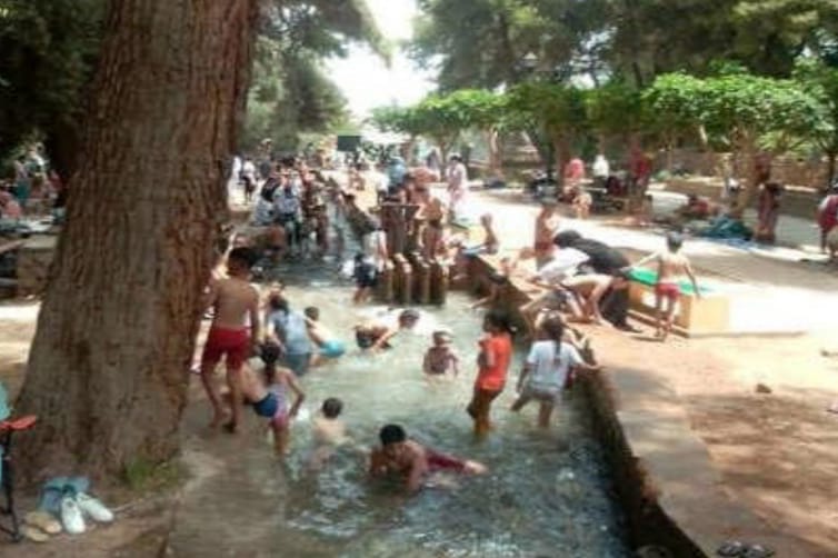 إبن احمد/إقليم سطات : هربا من الحرارة المفرطة مواطنون يلجأون إلى الحديقة العمومية