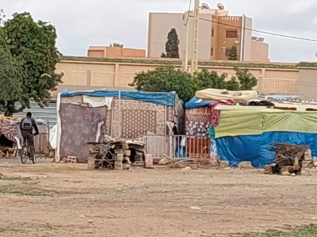 تيزنيت:مخيم المهاجرين الأفارقة يستمر في التوسع في ظل غياب تدخل مسؤولي المدينة
