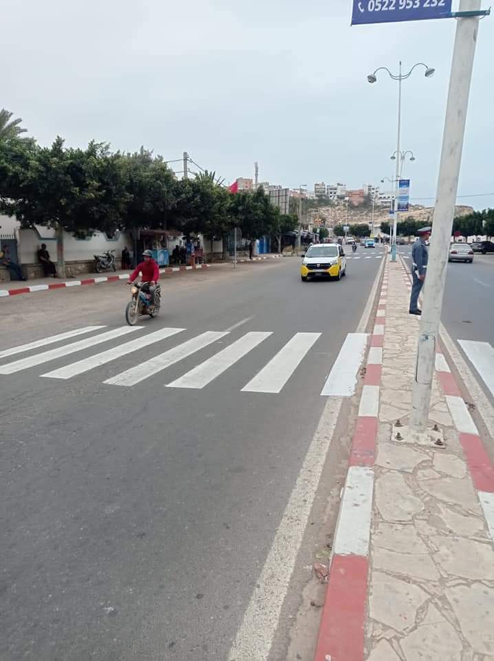 منع الوقوف بجنبات الطريق بالشارع الرئيسي بمركز أورير أكادير