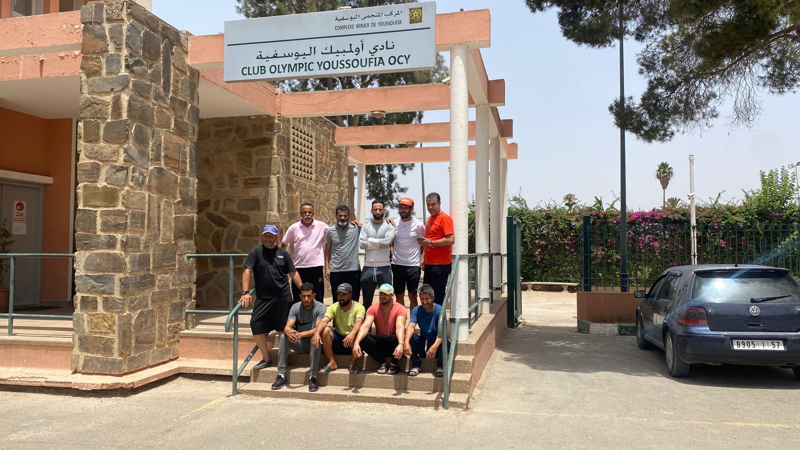 الأطر الرياضية التابعة لنادي اولمبيك اليوسفية تحتج امام مقر النادي مطالبين بمستحقاتهم المالية !!