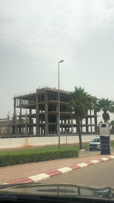 بني ملال…محطة بنزين وعمارة من اربعة طوابق بالقرب من مدرج المطار ووالي الاقليم يلعب دور المتفرج