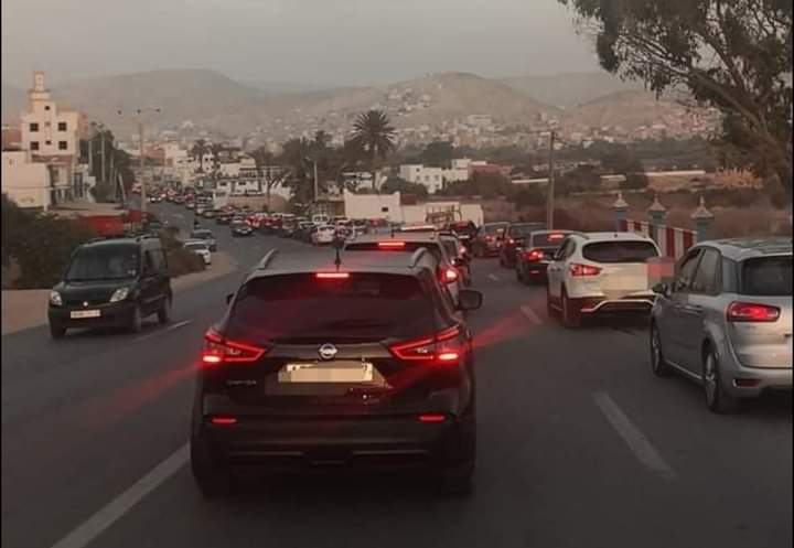 أكادير ….إزدحام كبير على الطريق الرابطة بين أكادير و تغازوت