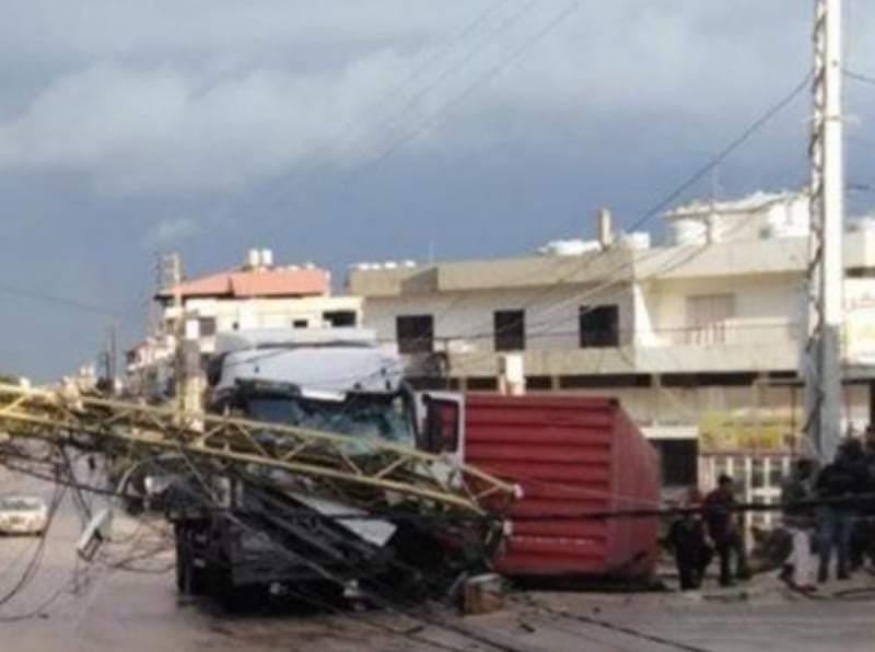 حد السوالم..شاحنة تتسبب في سقوط عمود كهربائي