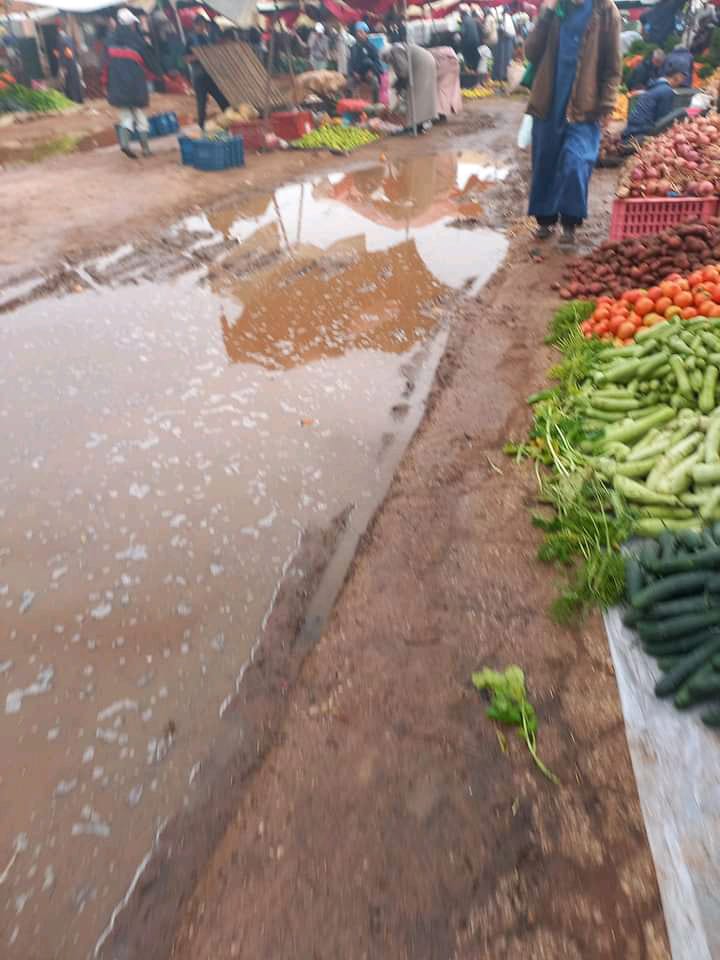 اشتوكة ايت باها:تساقطات مطرية تعري واقع البنية التحية للسوق الاسبوعي بيوكرى