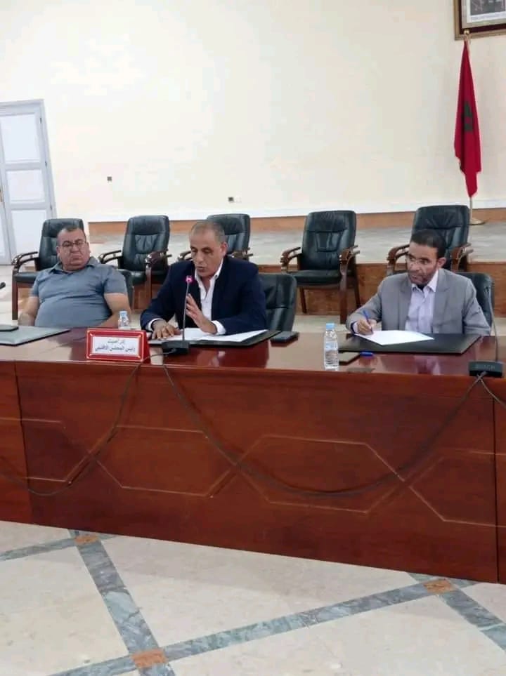 اشتوكة ايت باها:رئيس المجلس الإقليمي يجتمع مع ممثلي الجمعيات والفيدراليات المسيرة لأسطول النقل المدرسي والجامعي بتراب الاقليم