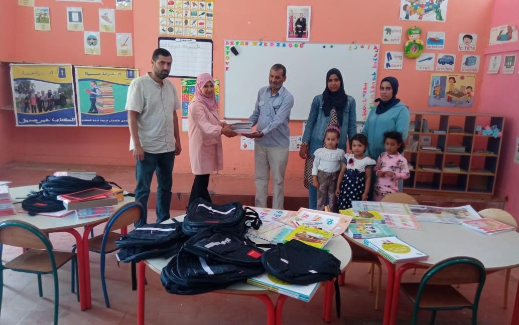فرع اقليم سيدي بنور:المركز الوطني للأدوار المدرسية يوزع اللوازم المدرسية على أطفال التعليم الأولي