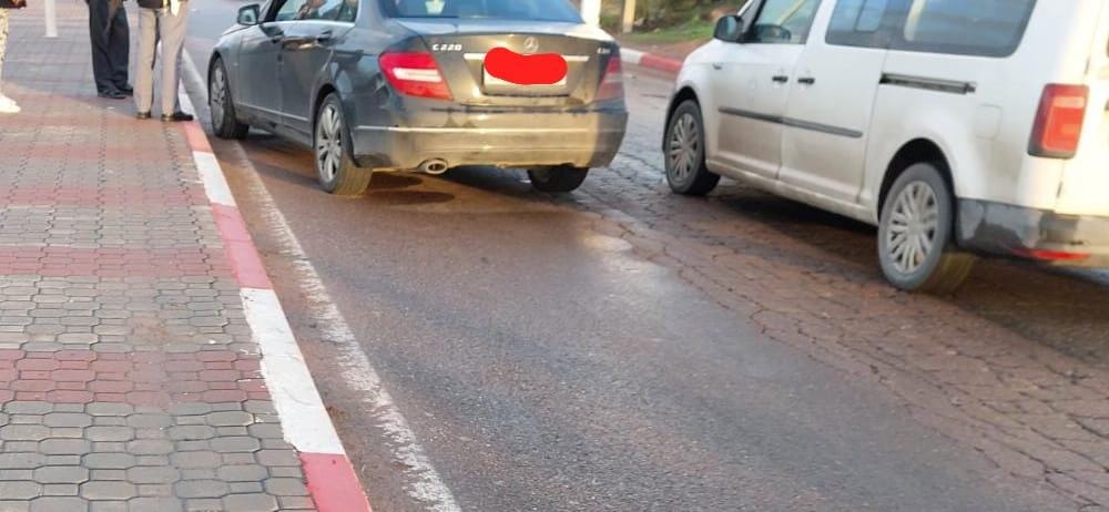 على طريقة الأفلام الهوليودية إعتراض سبيل رجل والاعتداء عليه وسط الطريق العام