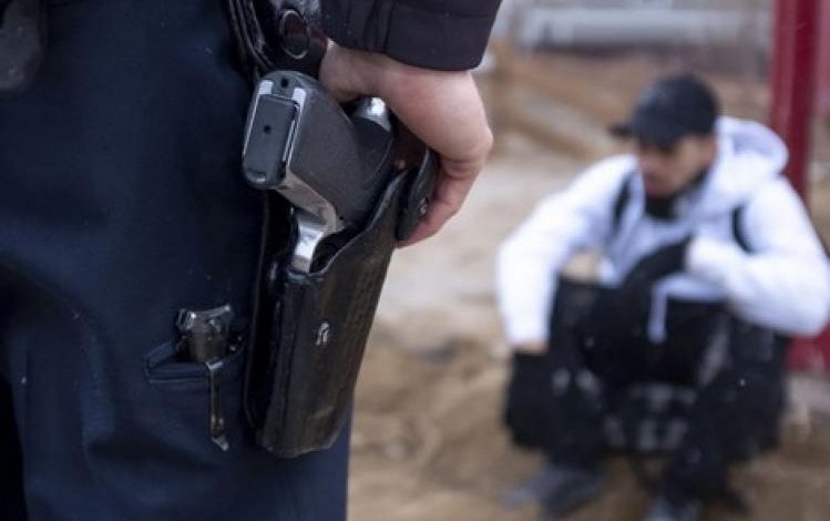 مفتش شرطة يشهر سلاحه الوظيفي لإيقاف جانح يهدد سلامة المواطنين