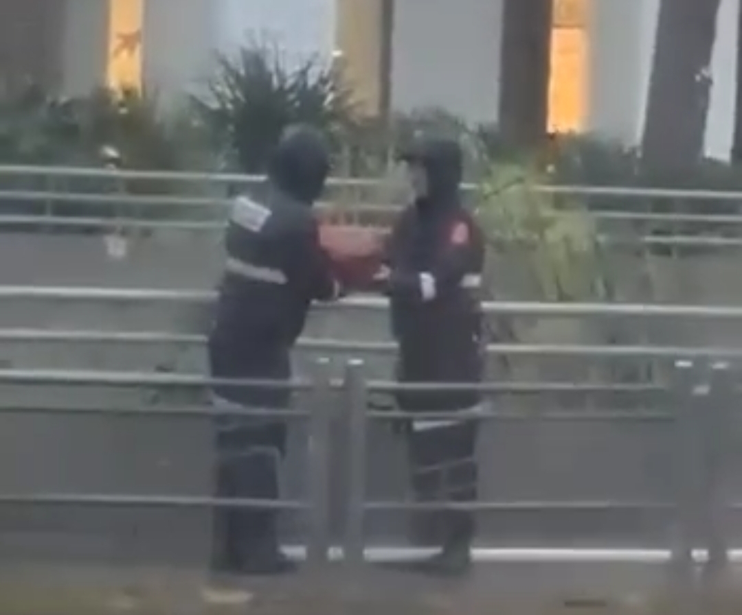 هكذا أشاد عبد اللطيف حموشي بالحس المهني والوطني العالي والمتميز الذي تحلى بهما موظفا شرطة برتبة حارس أمن، يعملان بالمجموعة المتنقلة للمحافظة على النظام بالدار البيضاء