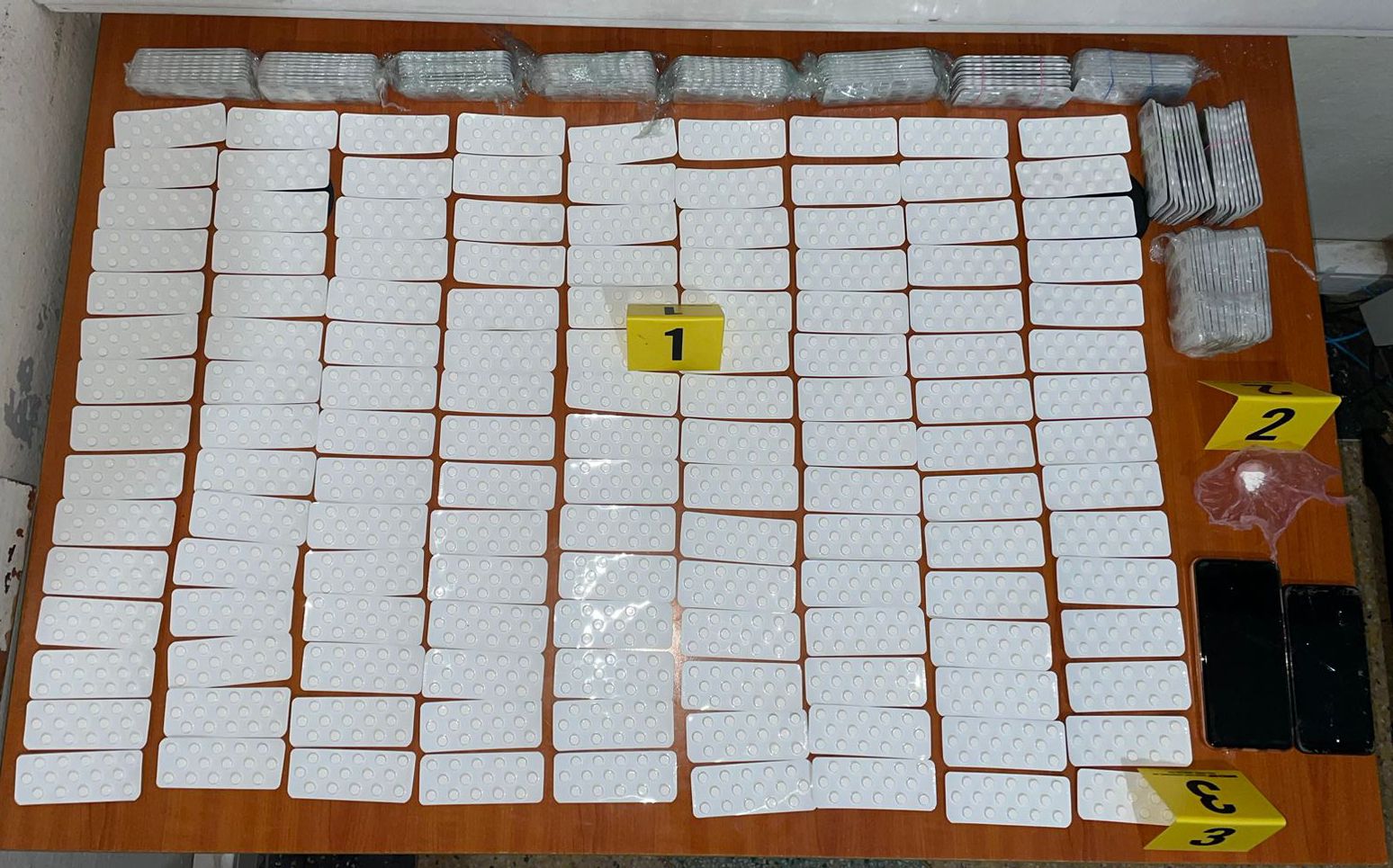 توقيف شخصين يبلغان من العمر 31 و32 سنة، وذلك للاشتباه في تورطهما في حيازة وترويج الأقراص الطبية المخدرة