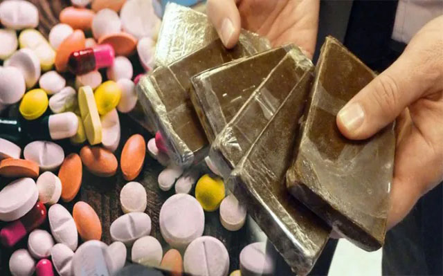 توقيف شخصين يبلغان من العمر 30 و35 سنة، من ذوي السوابق القضائية، وذلك للاشتباه في تورطهما في قضية تتعلق بحيازة وترويج المخدرات والمؤثرات العقلية