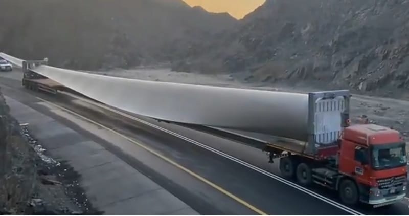 الجديدة ..شاحنة من الحجم الكبير تحمل جناح مروحة كبيرة للطاقة، تتسبب في عرقلة السير والجولان بواضح النهار