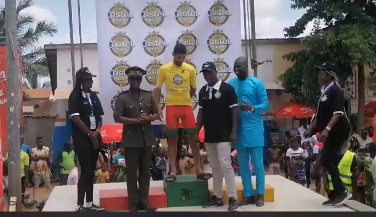 المغربي أشرف الدغمي في الصف الاول خلال المرحلة الثالثة من سباق الدراجات 2023 بالبنين