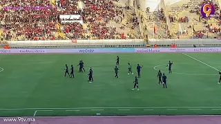 دخول لاعبي هافيا كوناكري لتفقد ارضية الملعب و تفاعلهم مع جمهور الوداد