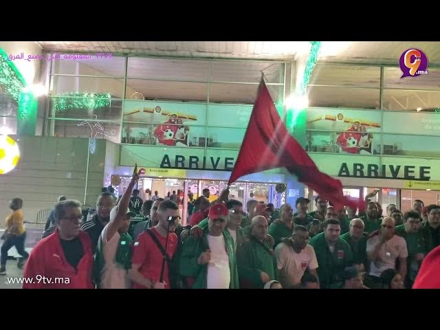 الوفد الاعلامي المغربي يزلزل مطار أبيدجان الدولي بنشيد الوطني المغربي