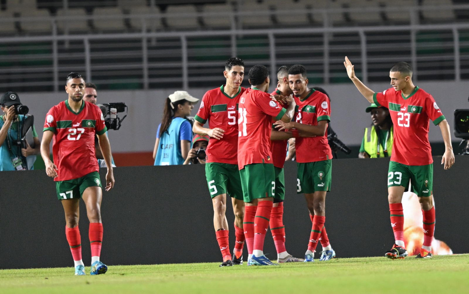 الاسود يزأرون ويلتهمون تانزانيا بالثلاثية
