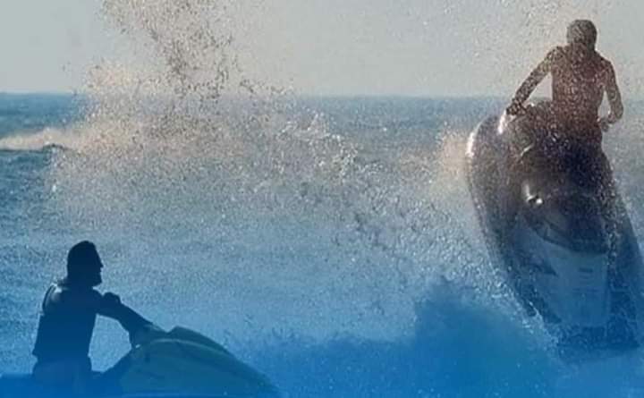 حادث اصطدام بين دراجتين مائيتين بشاطئ أكادير يكشف خروقات خطيرة في قطاع كراء الجيت سكي