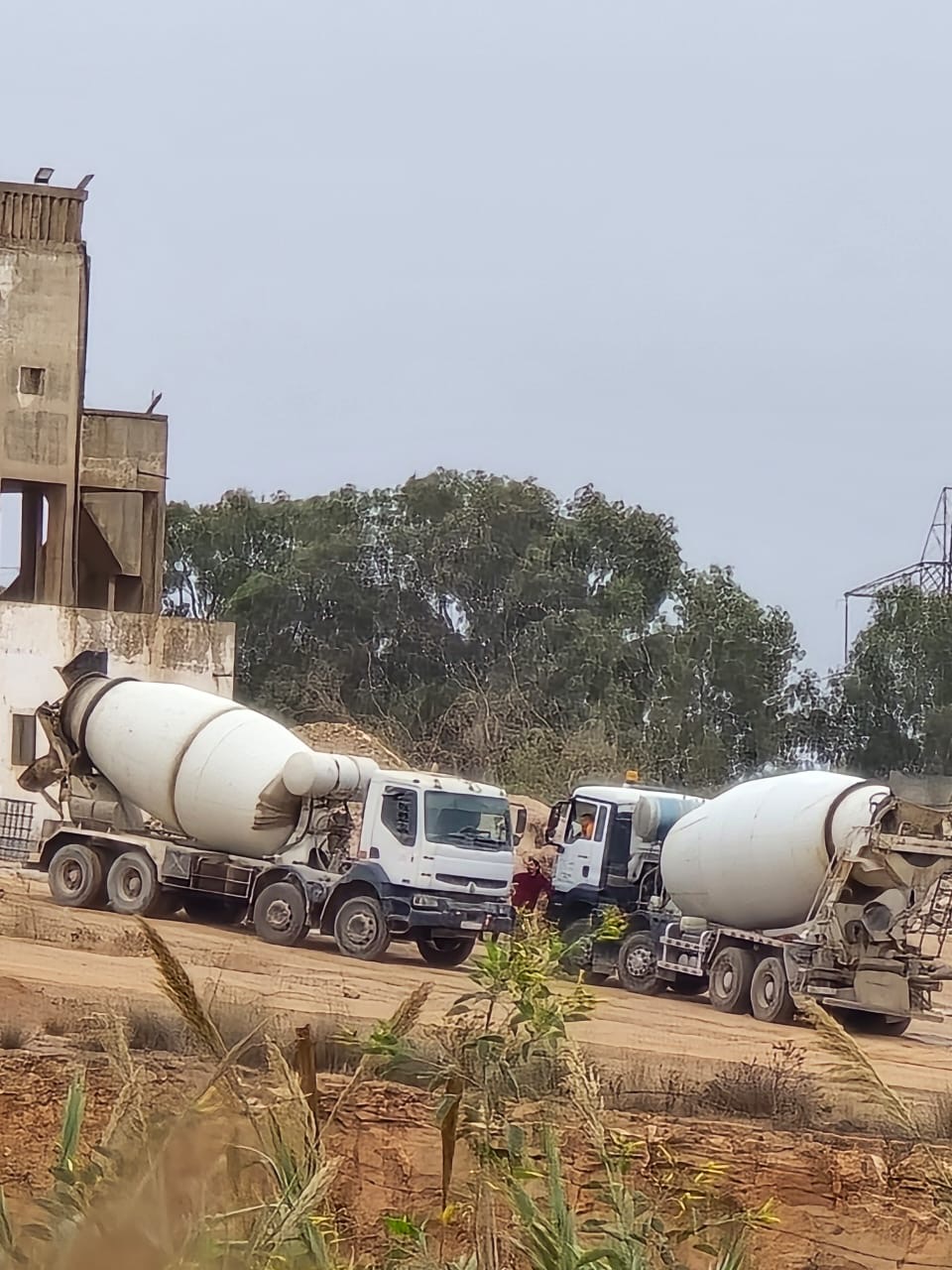 مديونة “تعاني من صناع الخرسانة العشوائيين
