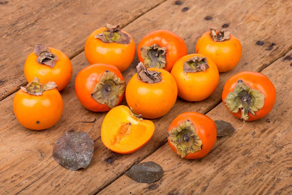 فاكهة الكاكي تشعل النقاش على منصات التواصل الاجتماعي