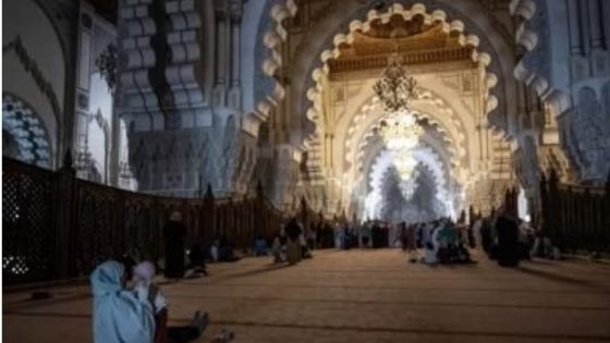 فقيه مغربي يثير الجدل بعد منعه النساء من التراويح