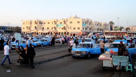 سائقي سيارات الأجرة بإنزكان يحتجون على فوضى المحطة الطرقية ويطالبون بتدخل عاجل