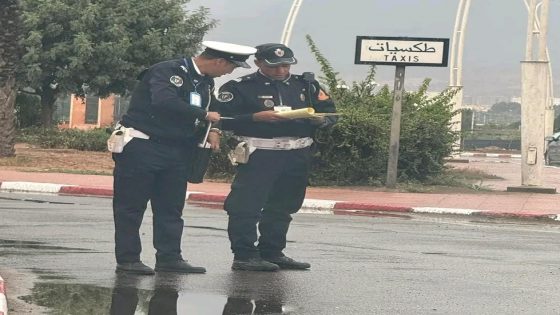 تحت الأمطار.. شرطيان في أيت ملول يجسّدان معنى الواجب الحقيقي