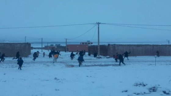 ثلوج كثيفة تجتاح أقاليم درعة تافيلالت وتعيد مطلب فك العزلة عن القرى الجبلية