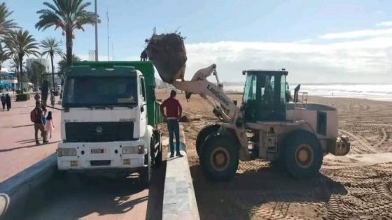 أكادير تواجه آثار الأمطار: جمع 70 طناً من النفايات من شاطئ المدينة خلال 24 ساعة