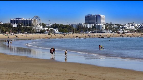 مدّ بحري استثنائي يغمر أجزاء من شاطئ أكادير دون تسجيل خسائر